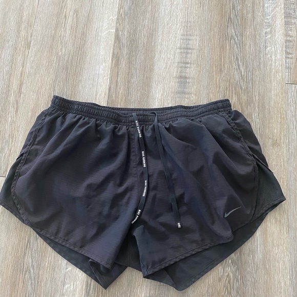 Nike Dri Fit Tri Color Running
Shorts Womans Mediun Athletic Activewear Exercise - Picture 2 of 7